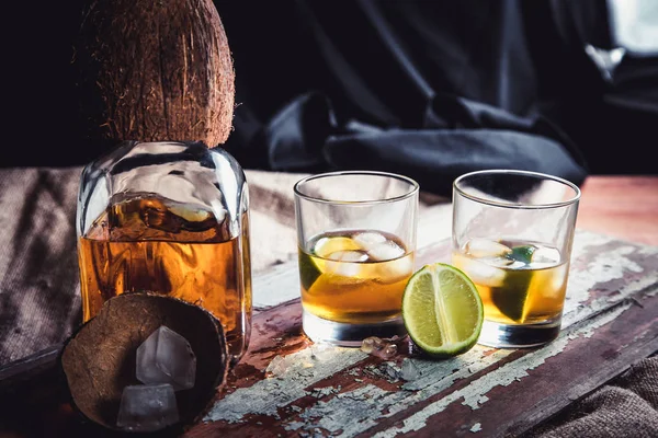 Rum con calce e ghiaccio nella stiva di una nave pirata — Foto Stock