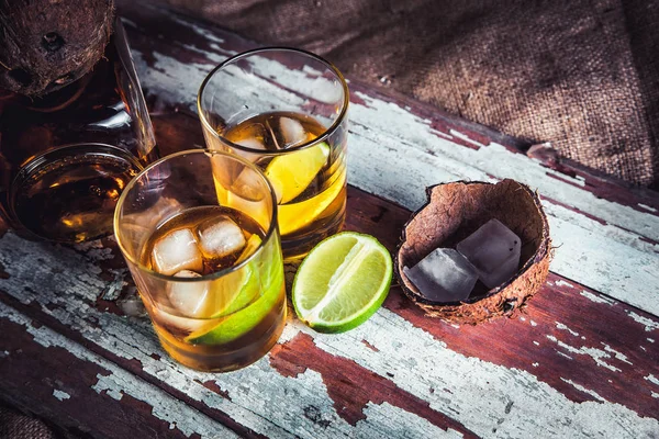 Ron con lima y hielo en la bodega de un barco pirata — Foto de Stock