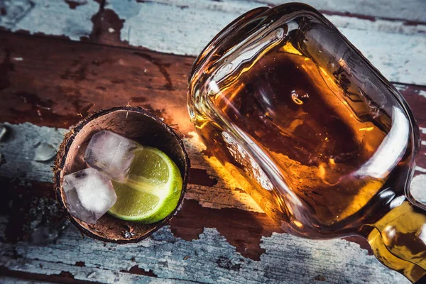 Rum mit Kalk und Eis im Laderaum eines Piratenschiffs — Stockfoto