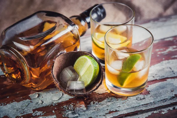 Rum z limonką i lodu w ładowni statku pirackim — Zdjęcie stockowe
