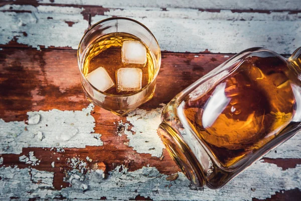 ウイスキー ボトルと木製ヴィンテージ背景にガラス — ストック写真