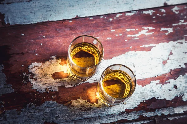 Bouteille de whisky et verre sur un fond vintage en bois — Photo