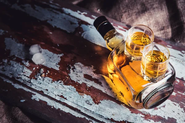 viski şişe ve cam ahşap antika arka plan üzerinde