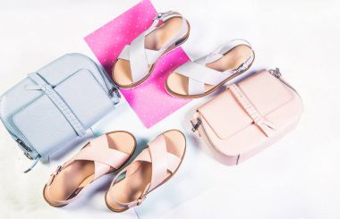 Pembe mandalalar, mavi mandalalar ve çanta