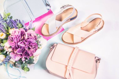 Pembe mandalalar, mavi mandalalar ve çanta