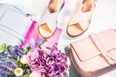 Pembe mandalalar, mavi mandalalar ve çanta