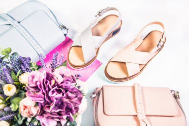 Pembe mandalalar, mavi mandalalar ve çanta