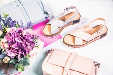 Pembe mandalalar, mavi mandalalar ve çanta