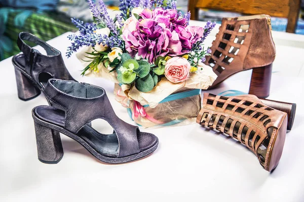 スタイリッシュな女性の革サンダル靴、イタリアの靴 — ストック写真