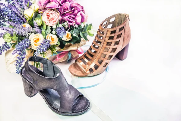 Sapatos de sandálias de couro feminino elegantes, sapatos italianos — Fotografia de Stock