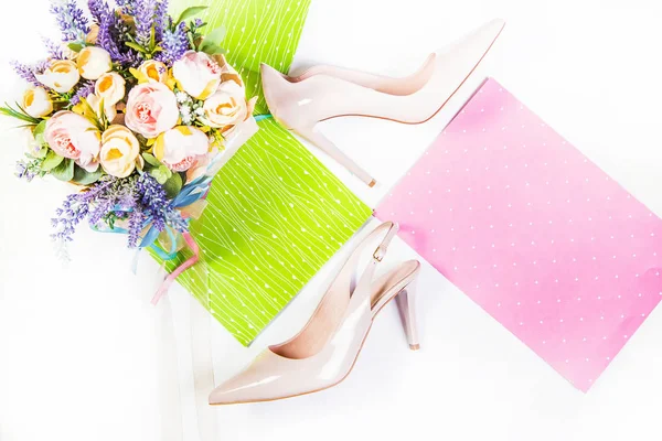 Sandali rosa in pelle borsa e fiori — Foto Stock