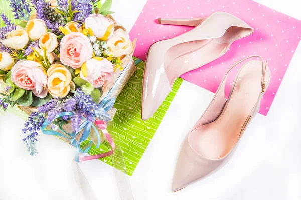 Sandali rosa in pelle borsa e fiori — Foto Stock