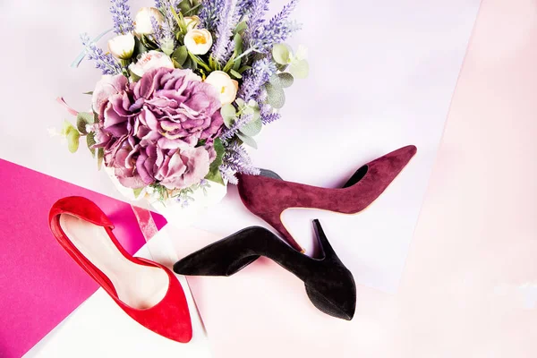 Velúr cipő, piros, fekete és bordó cipő — Stock Fotó