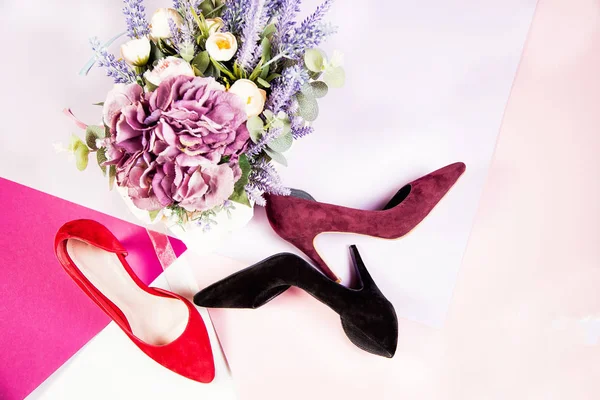 Scarpe scamosciate, rosse, nere e bordeaux — Foto Stock