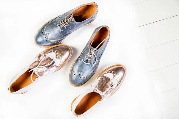 Zapatos y flores de mujer con estilo, zapatos de bronce, zapatos azules — Foto de Stock