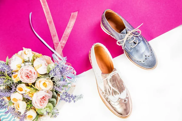 Scarpe e fiori da donna alla moda, scarpe in bronzo, scarpe blu — Foto Stock