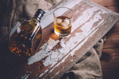 buz, ROM tekila bir şişe viski...