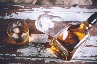 buz, ROM tekila bir şişe viski...