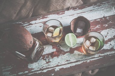 buz, ROM tekila bir şişe viski...