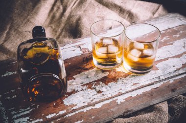 buz, ROM tekila bir şişe viski...