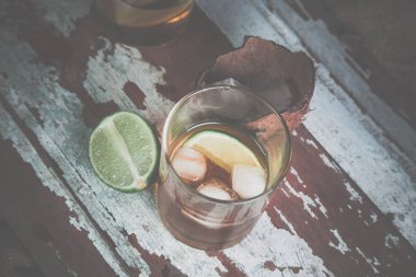 buz, ROM tekila bir şişe viski...