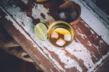 buz, ROM tekila bir şişe viski...