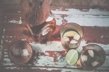 buz, ROM tekila bir şişe viski...