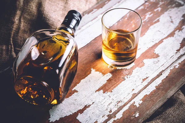 Whisky mit Eis, eine Flasche Rum-Tequila... — Stockfoto