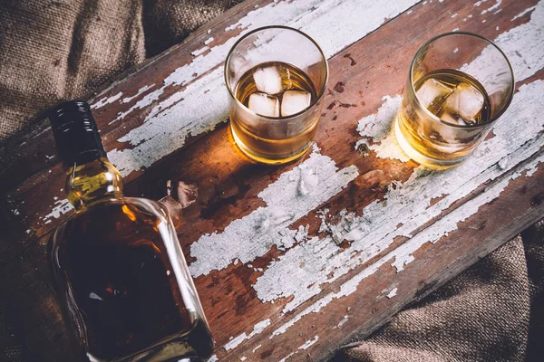 Виски со льдом, бутылка текилы с ромом ... — стоковое фото