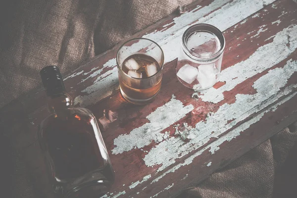 buz, ROM tekila bir şişe viski...