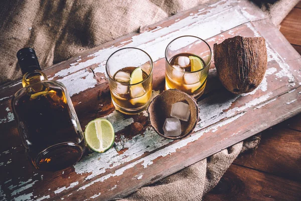 ラム テキーラのボトル、氷とウイスキー... — ストック写真
