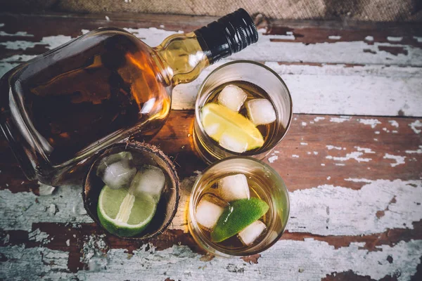 ラム テキーラのボトル、氷とウイスキー... — ストック写真