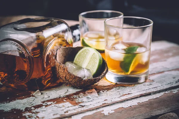 Whisky com gelo, uma garrafa de rum tequila ... — Fotografia de Stock