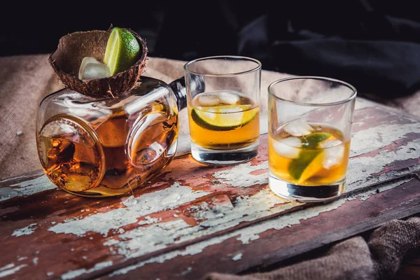 Whisky mit Eis, eine Flasche Rum-Tequila... — Stockfoto