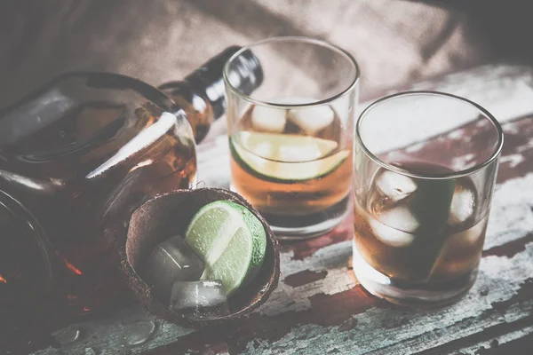 buz, ROM tekila bir şişe viski...