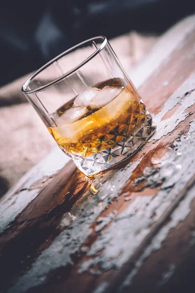 Whisky mit Eis, eine Flasche Rum-Tequila... — Stockfoto