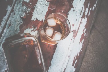 Vahşi Batı eski bir şişe viski