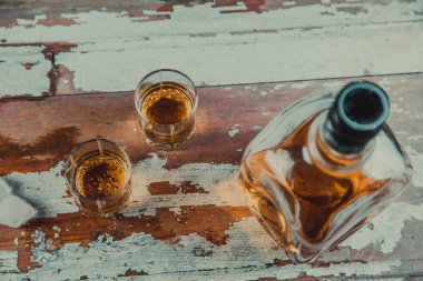 Vahşi Batı eski bir şişe viski