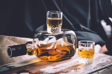 Vahşi Batı eski bir şişe viski