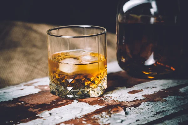 Whisky in einer alten Flasche, Wilder Westen — Stockfoto
