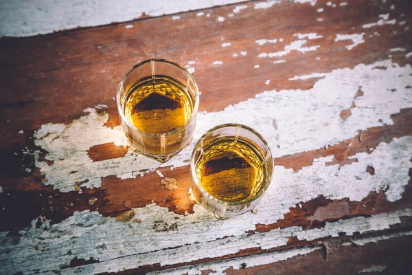 Whisky em uma garrafa velha, oeste selvagem — Fotografia de Stock