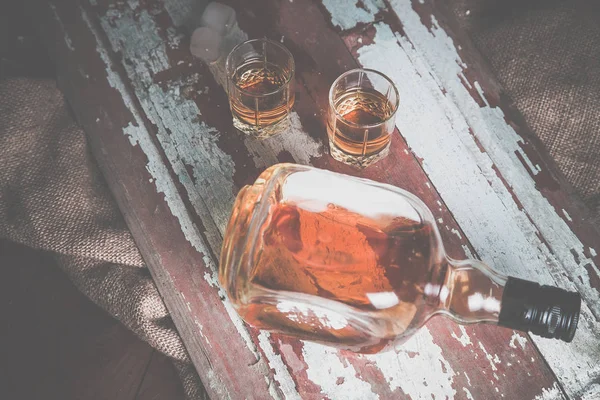 Vahşi Batı eski bir şişe viski