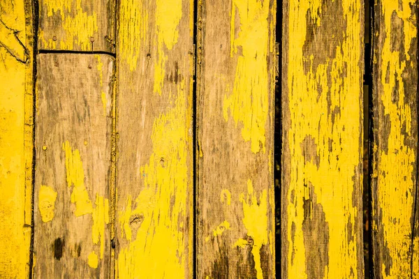 Amarelo descascamento placas de madeira fundo textura — Fotografia de Stock