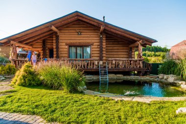 Ahşap evin arka planında peyzaj tasarımı