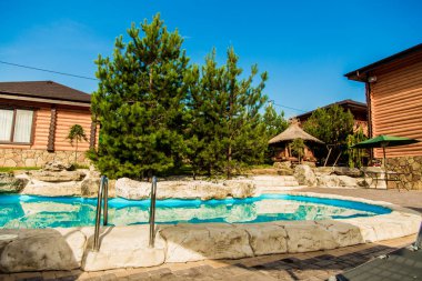 Bahçenin arka bahçesindeki havuzda mavi su manzarası.