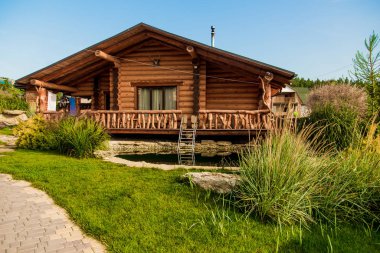 Avlunun peyzajı, doğadaki ahşap kulübe.