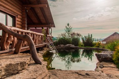 Avlunun peyzajı, doğadaki ahşap kulübe.