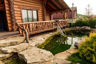 Avlunun peyzajı, doğadaki ahşap kulübe.