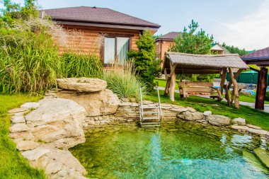 Avlunun peyzajı, doğadaki ahşap kulübe.