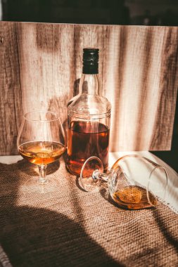 Brandy, Konya, masaya bir bardak viski.